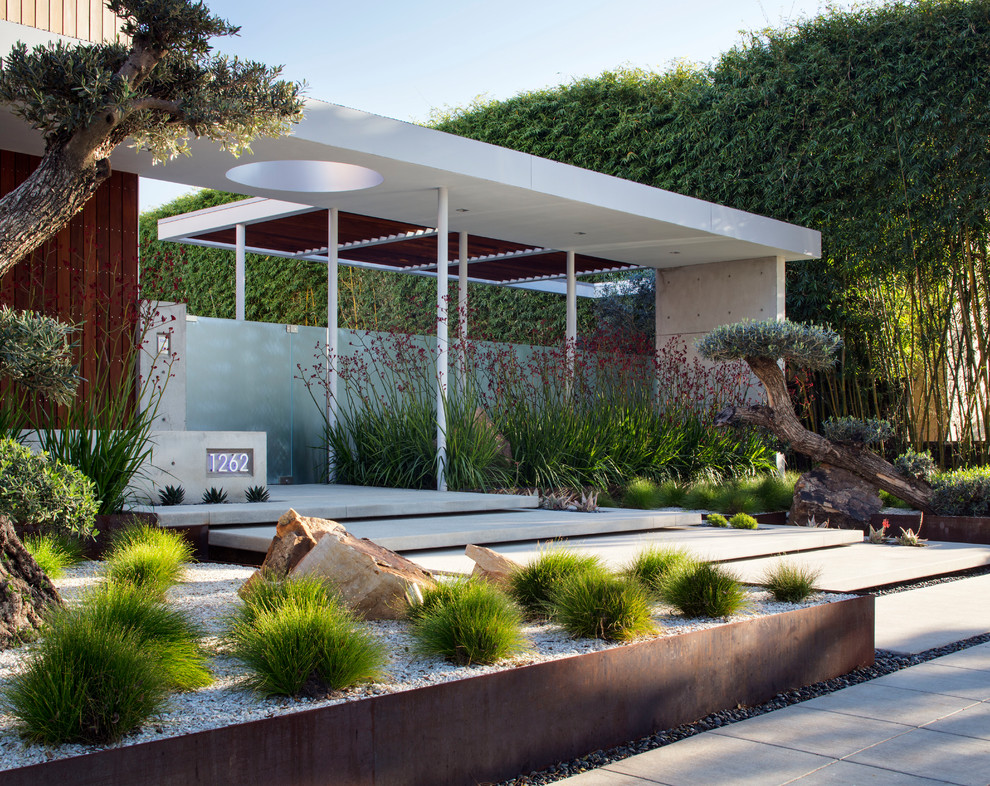 Large contemporary front yard full sun xeriscape in San Diego with gravel.