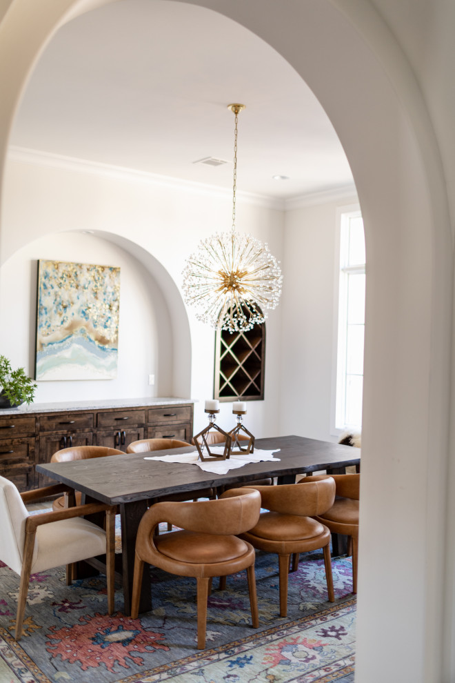 Idee per un'ampia sala da pranzo moderna con pareti bianche, parquet chiaro e pavimento beige