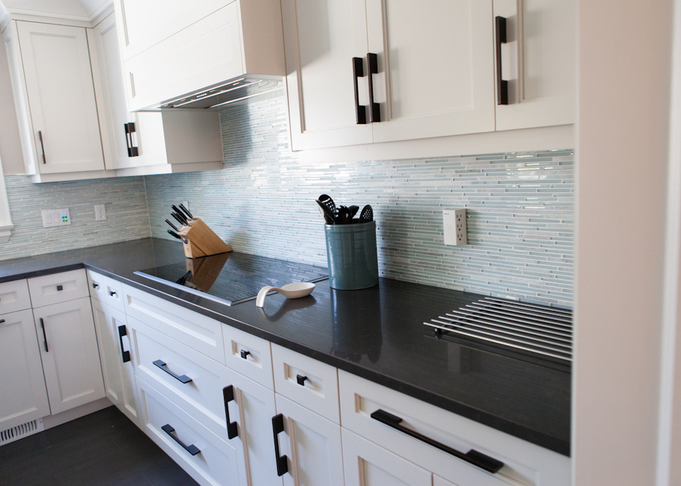 Transitional kitchen photo in Toronto