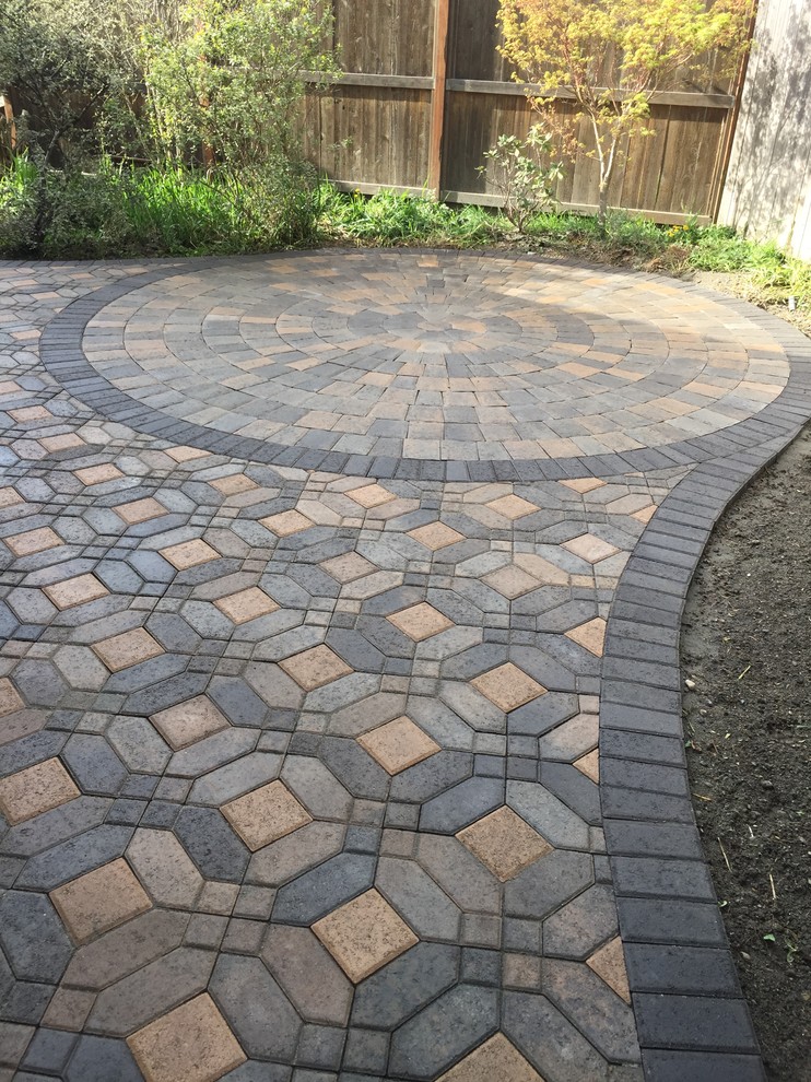 Design ideas for a transitional patio in Seattle.