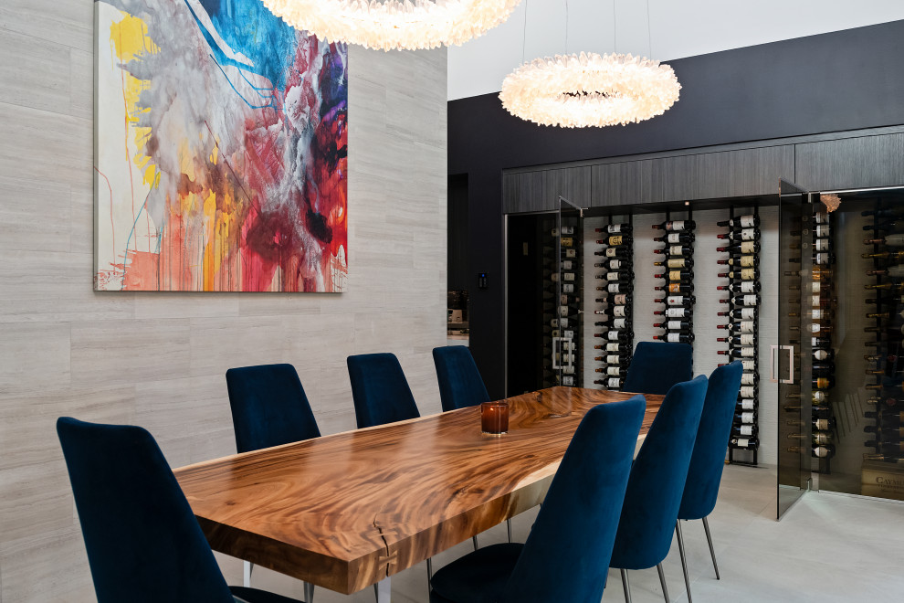 Idee per un'ampia sala da pranzo aperta verso la cucina minimal con pareti multicolore e pavimento grigio