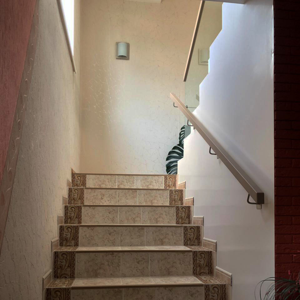 Стеклянные перила на стойках