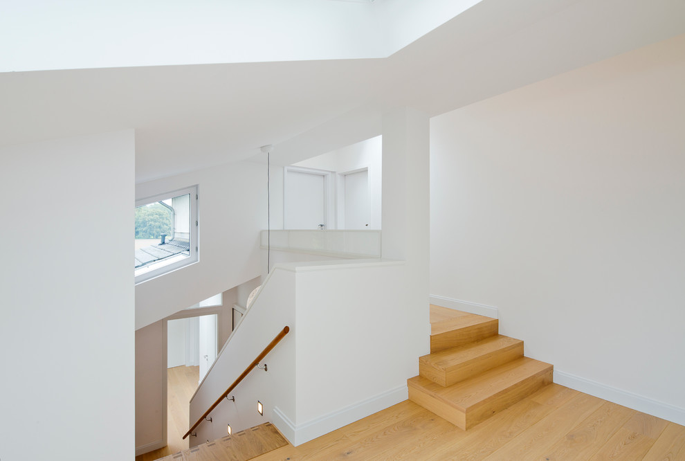 Moderne Holztreppe in U-Form mit Holz-Setzstufen in Düsseldorf