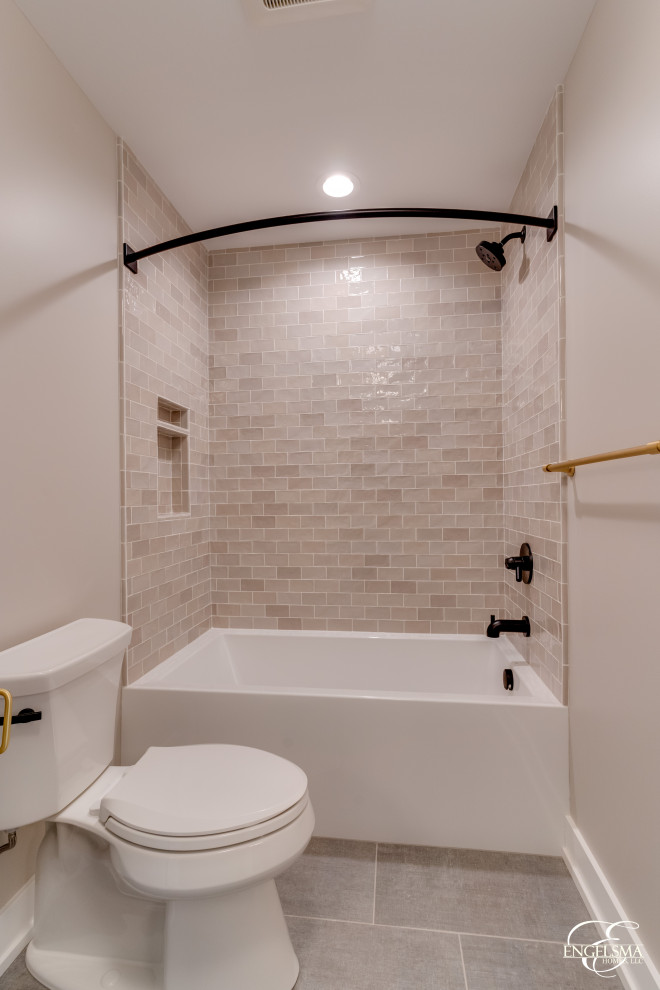 На фото: ванная комната в стиле модернизм с