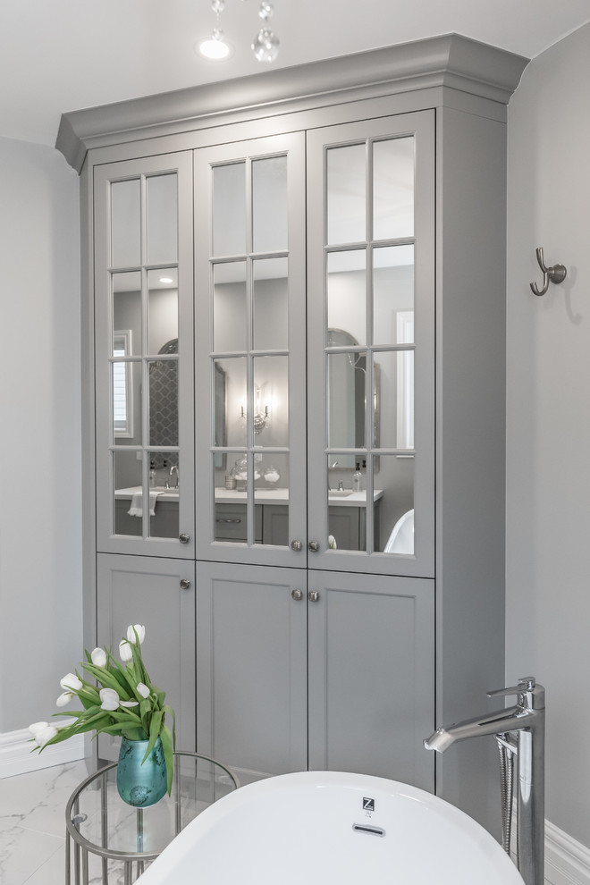 Example of a transitional home design design in Toronto
