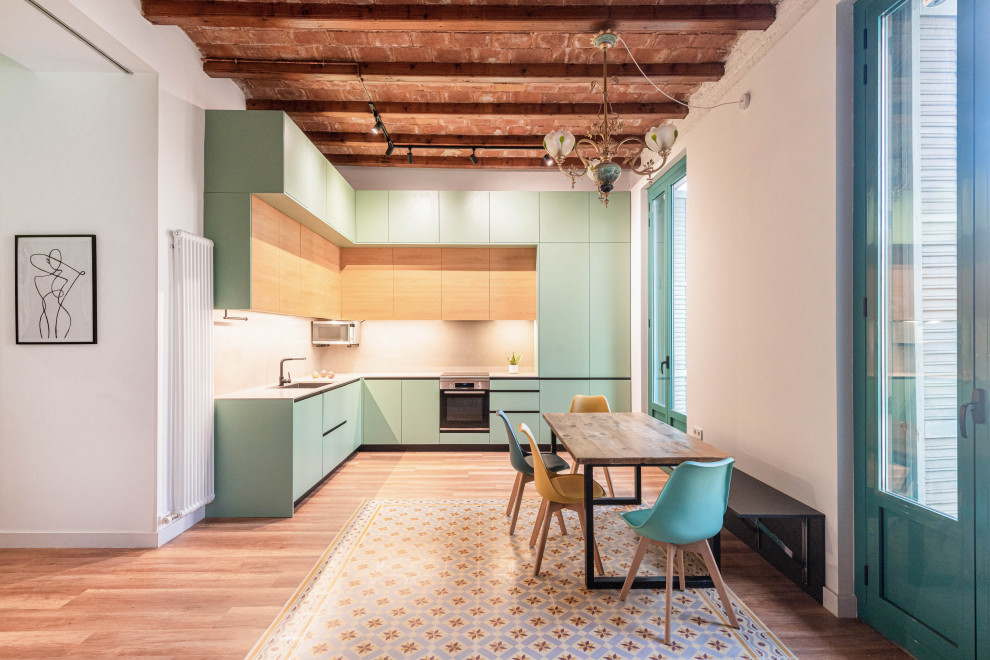 Offene, Große Moderne Küche in L-Form mit Vinylboden, freigelegten Dachbalken, Unterbauwaschbecken, flächenbündigen Schrankfronten, grünen Schränken, Elektrogeräten mit Frontblende, braunem Boden und weißer Arbeitsplatte in Barcelona