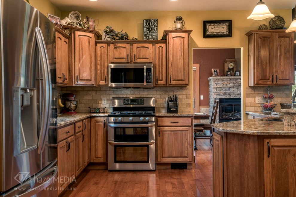 Example of a mid-sized mountain style kitchen design