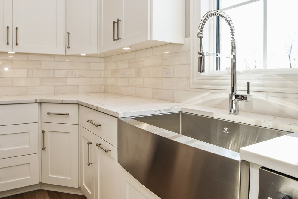 Example of a transitional kitchen design in Chicago