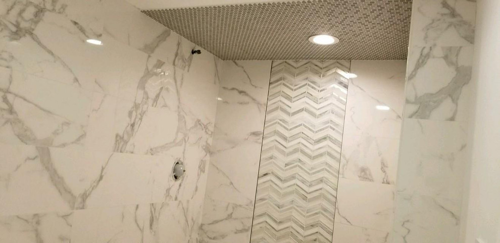 Example of a transitional bathroom design in New York