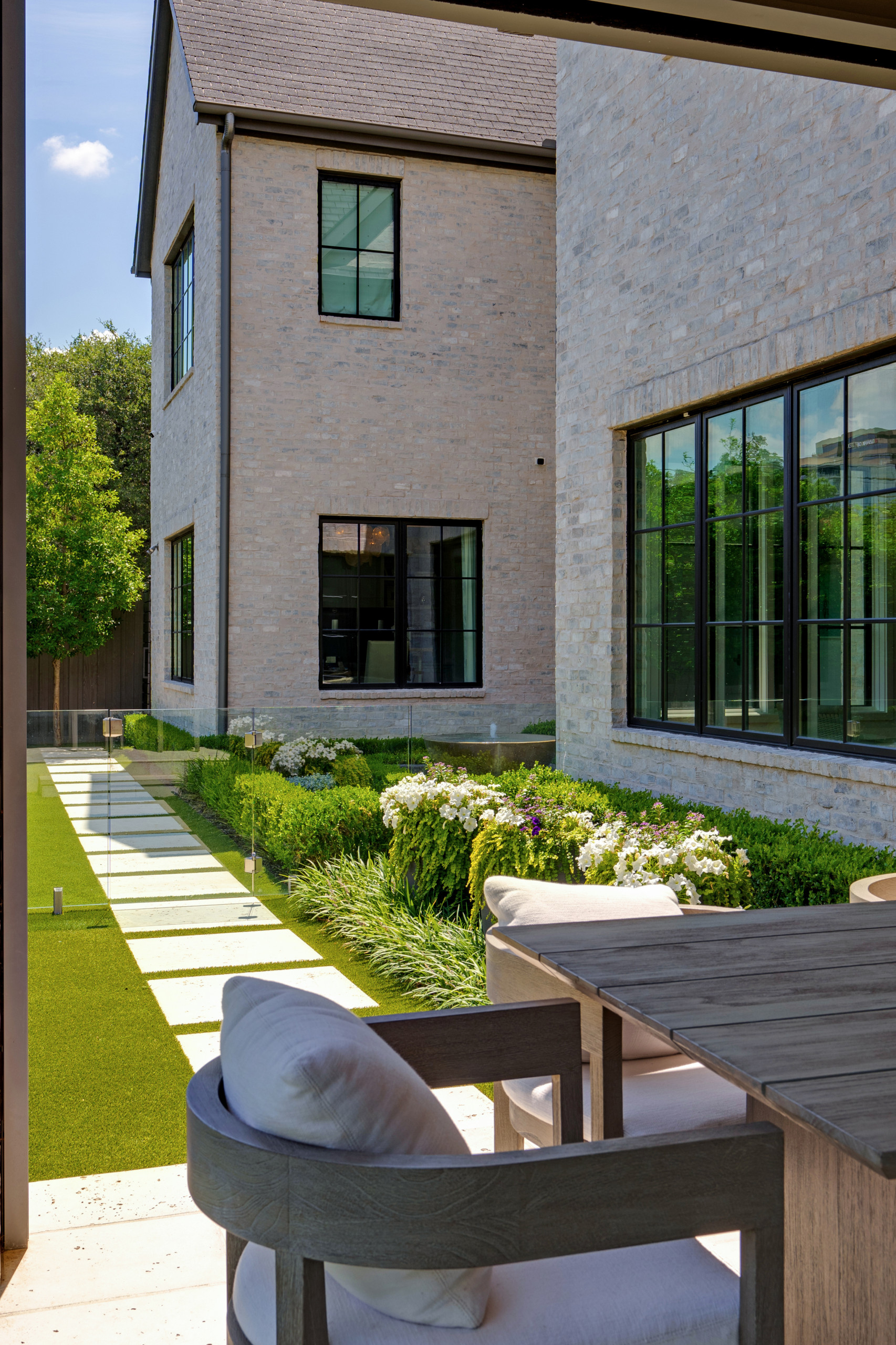 BLUFFVIEW MODERN OASIS