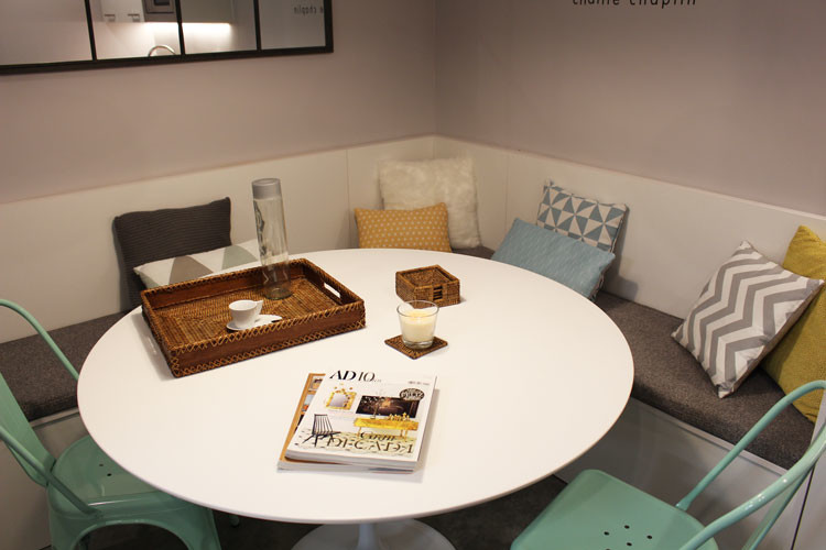 Ejemplo de comedor de cocina nórdico pequeño con paredes grises y suelo vinílico