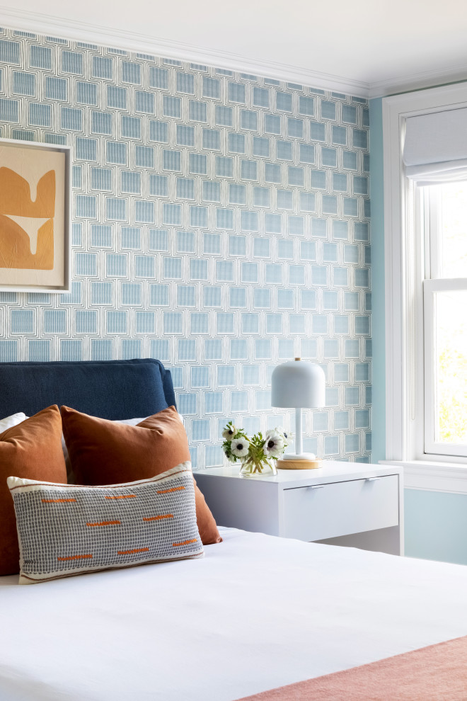 Cette image montre une grande chambre de bébé neutre traditionnelle avec un mur bleu, parquet foncé et un sol marron.