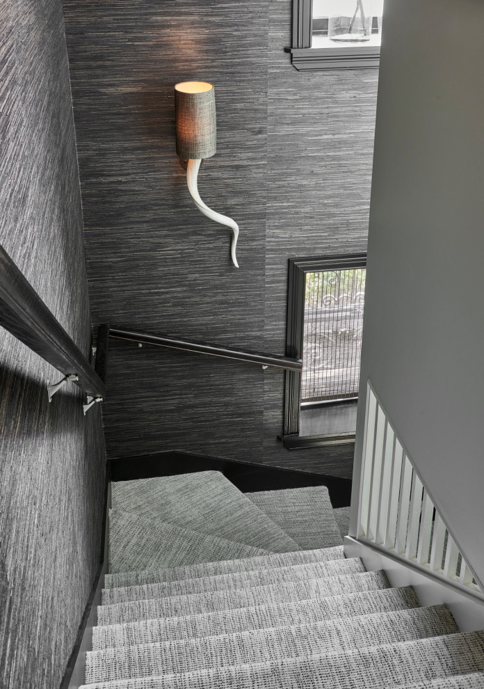 На фото: большая угловая лестница в стиле ретро с ступенями с ковровым покрытием и деревянными перилами с
