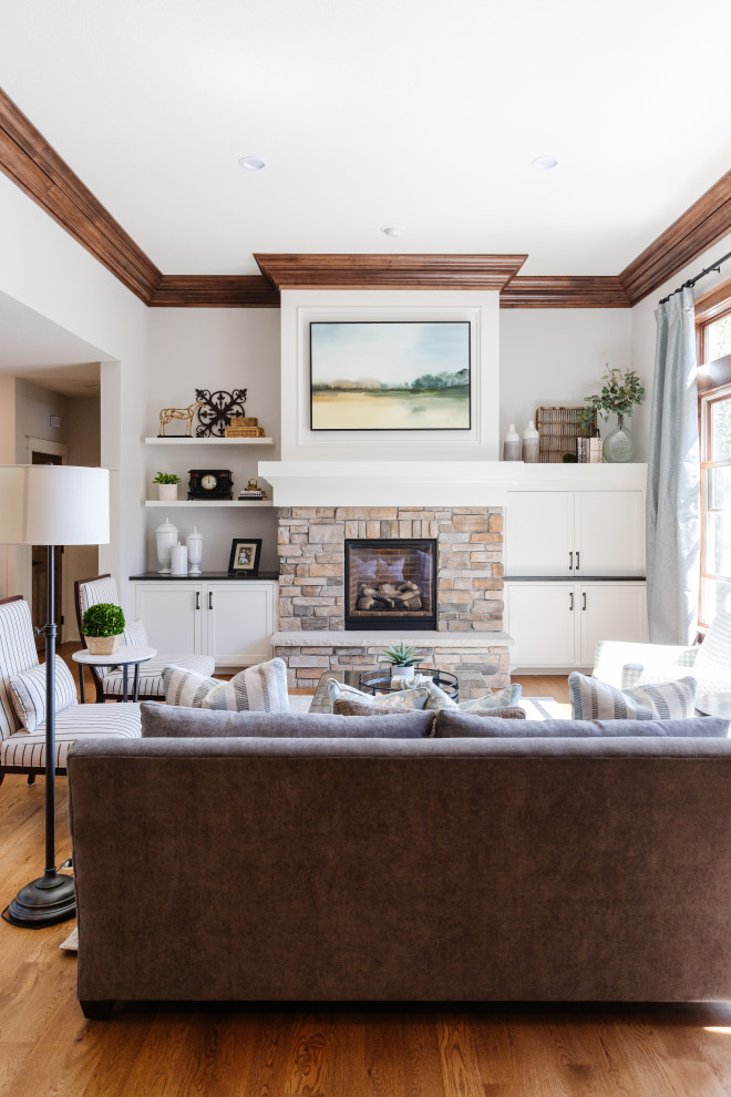 Example of a transitional home design design in Minneapolis