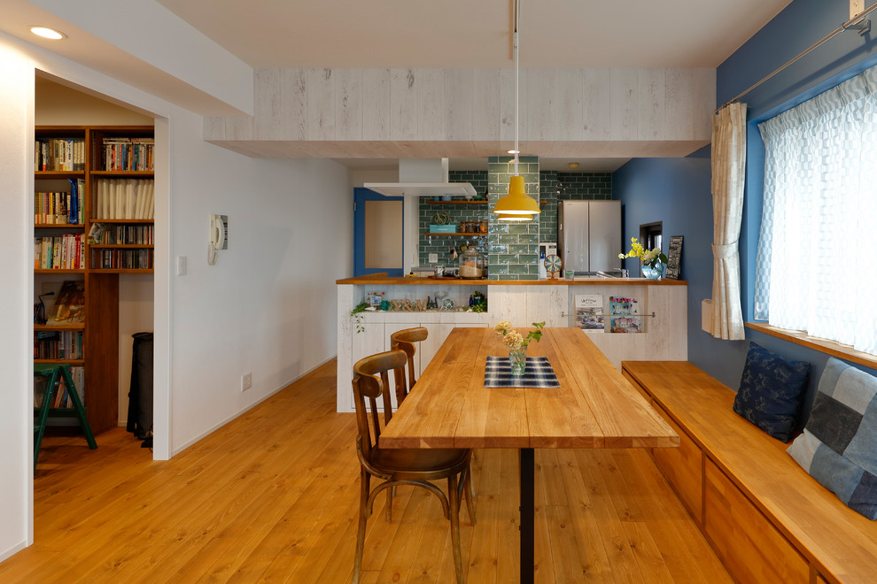 他の地域にあるビーチスタイルのおしゃれなダイニングの写真