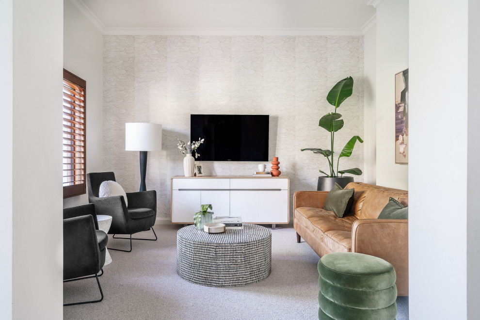 Aménagement d'un salon contemporain avec un mur beige, moquette, un téléviseur fixé au mur et un sol gris.