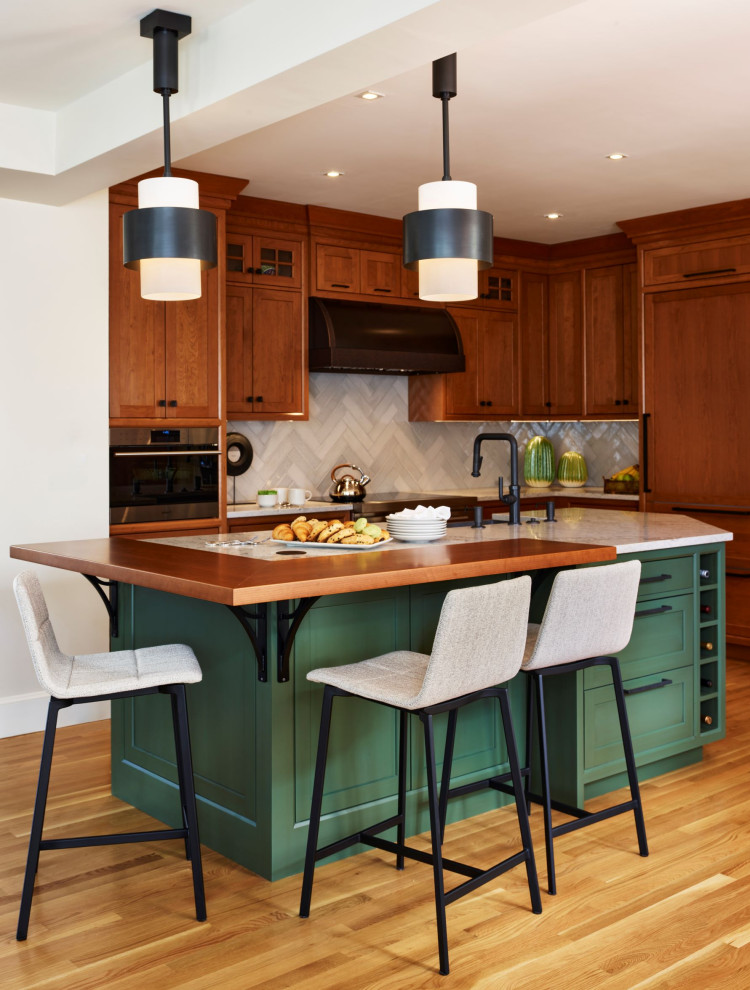 Foto di un cucina con isola centrale stile americano con ante lisce, ante verdi, top in quarzo composito, paraspruzzi bianco, paraspruzzi con piastrelle in ceramica e top beige