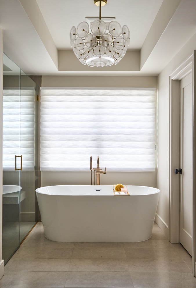 Exemple d'une grande salle de bain principale scandinave en bois clair avec une baignoire indépendante, une douche à l'italienne, un carrelage blanc, un sol en carrelage de porcelaine, un plan de toilette en marbre et meuble-lavabo suspendu.