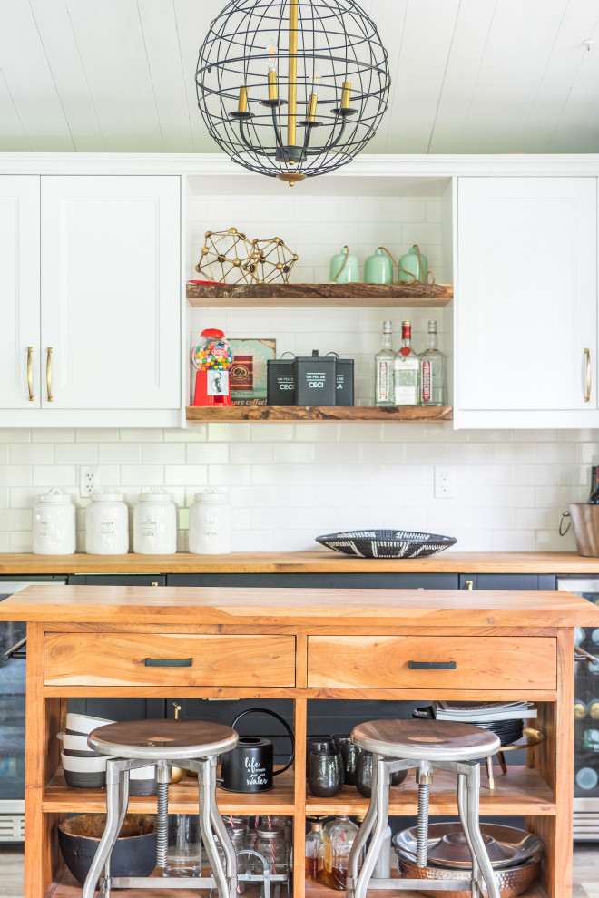 Example of a transitional home design design in Toronto