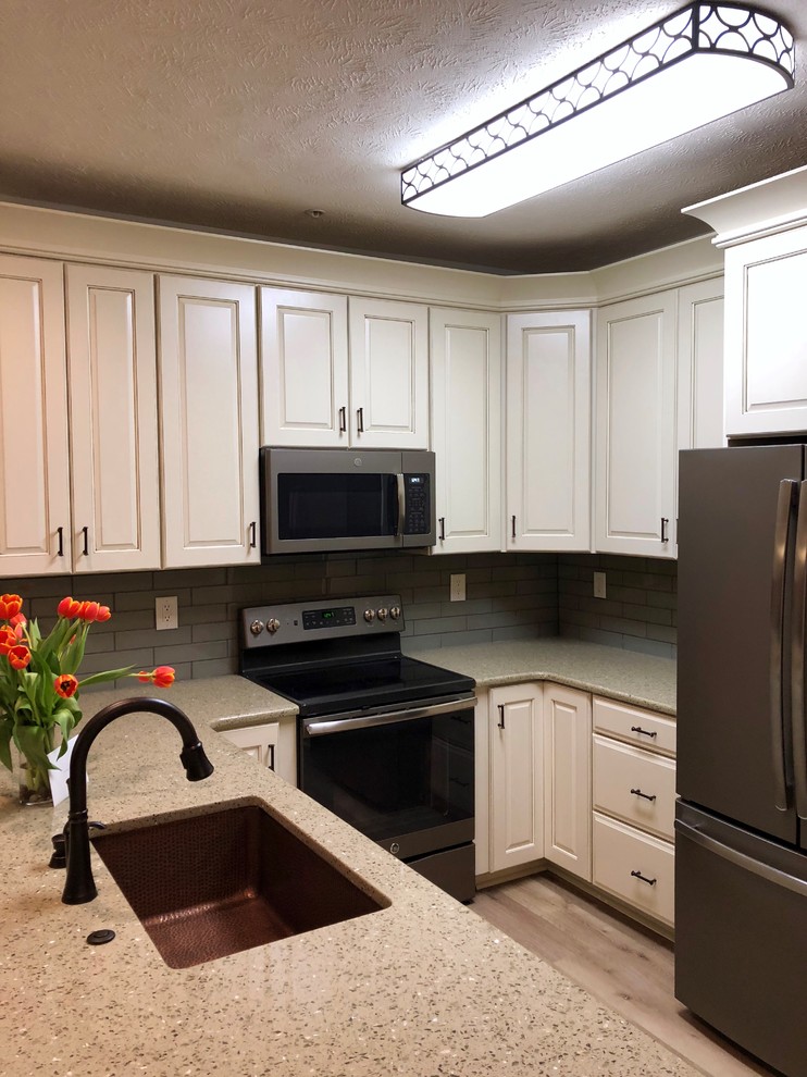 Kitchen - mid-sized transitional kitchen idea