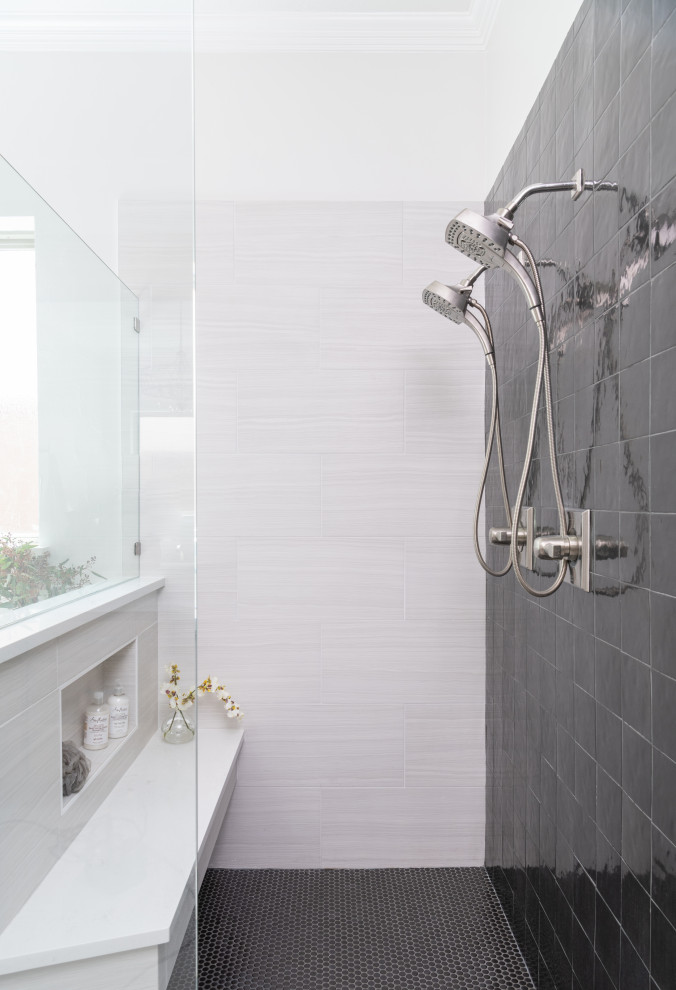 Idee per una stanza da bagno padronale costiera con pareti multicolore, pavimento nero, panca da doccia, doccia doppia, piastrelle nere e doccia aperta