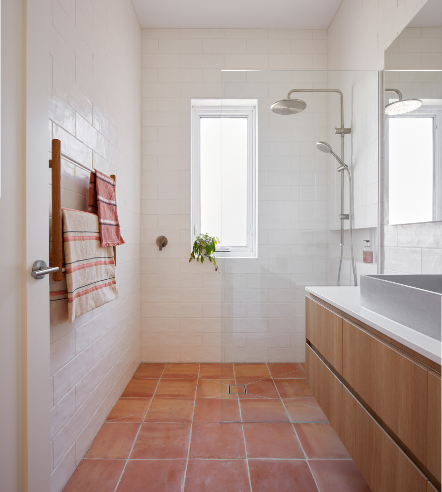 Idéer för att renovera ett mellanstort funkis vit vitt badrum, med skåp i mellenmörkt trä, en öppen dusch, vit kakel, keramikplattor, klinkergolv i terrakotta, bänkskiva i kvarts, orange golv, med dusch som är öppen och släta luckor