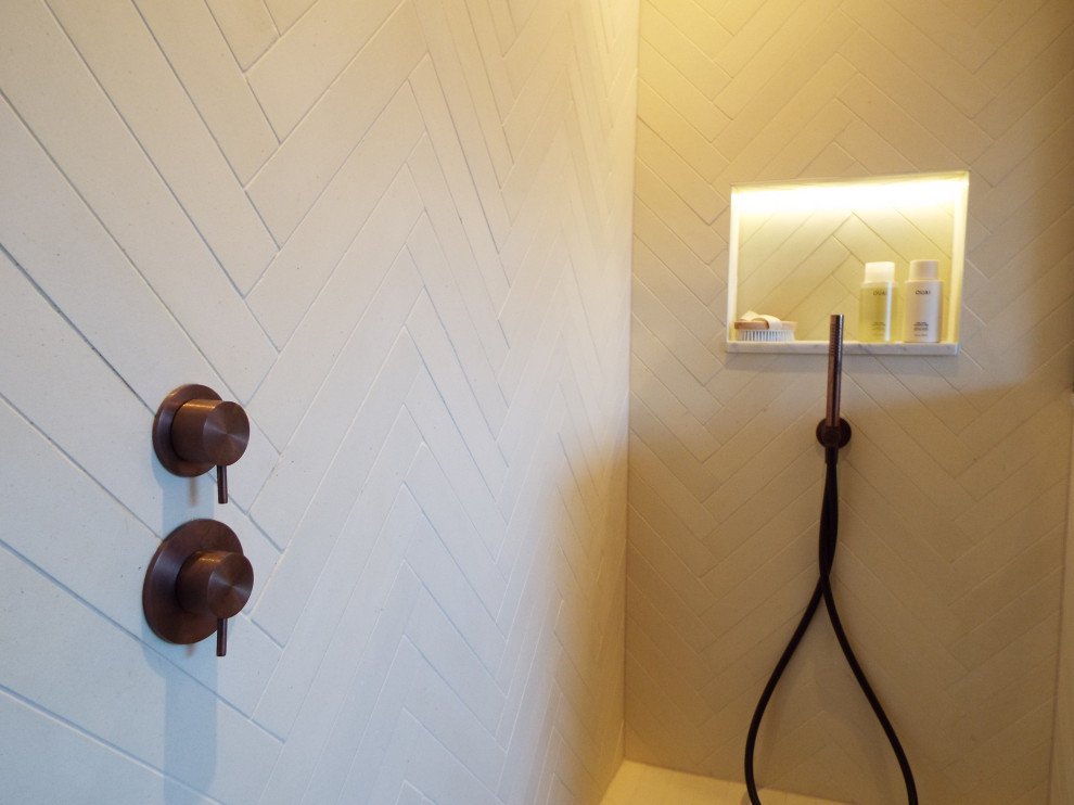 Family Bathroom N1