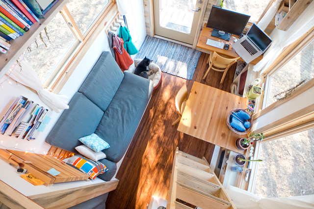 Tiny House Looking Down from Loft contemporaneo-salon