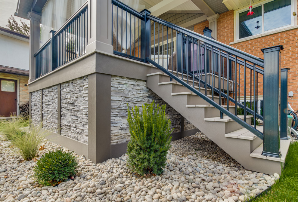 Transitional deck photo in Toronto