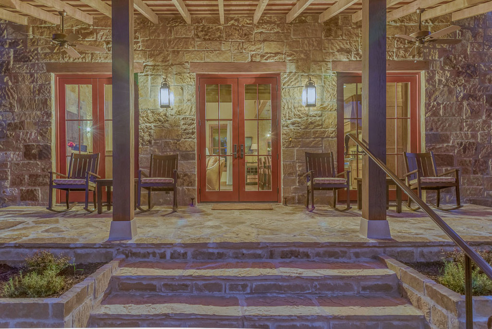 Mountain style home design photo in Austin