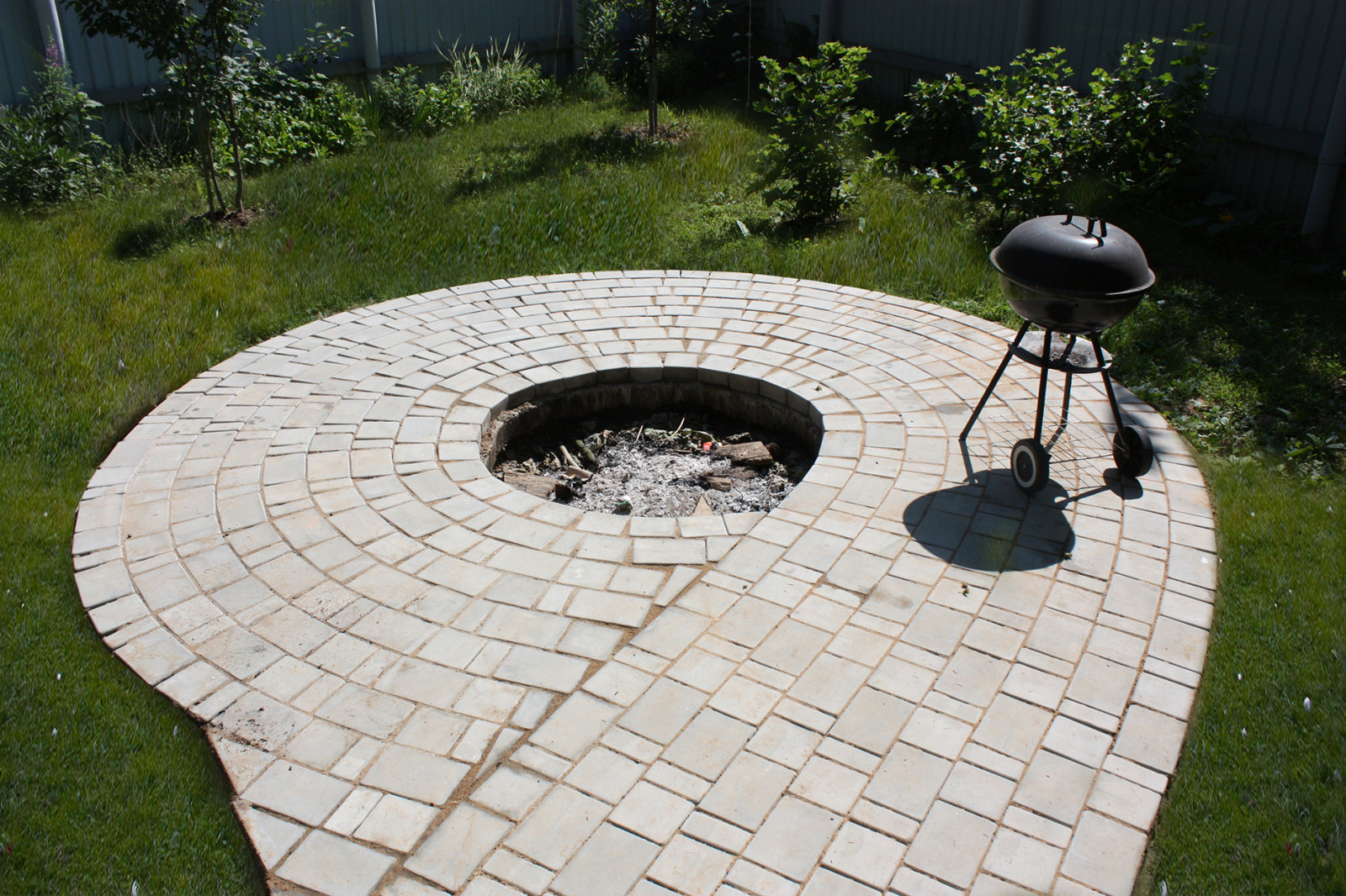 Кострище и площадка для мангала.