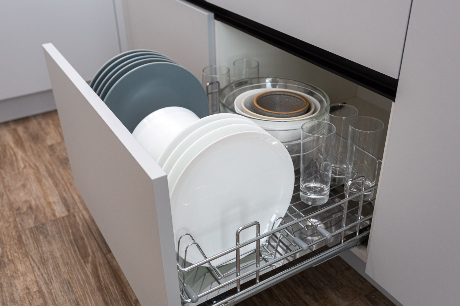 Серая комбинированная кухня в современном стиле