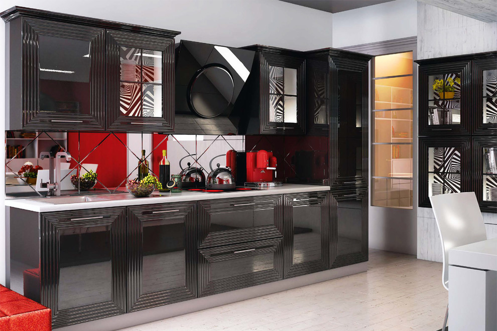 Темная кухня с яркими элементами