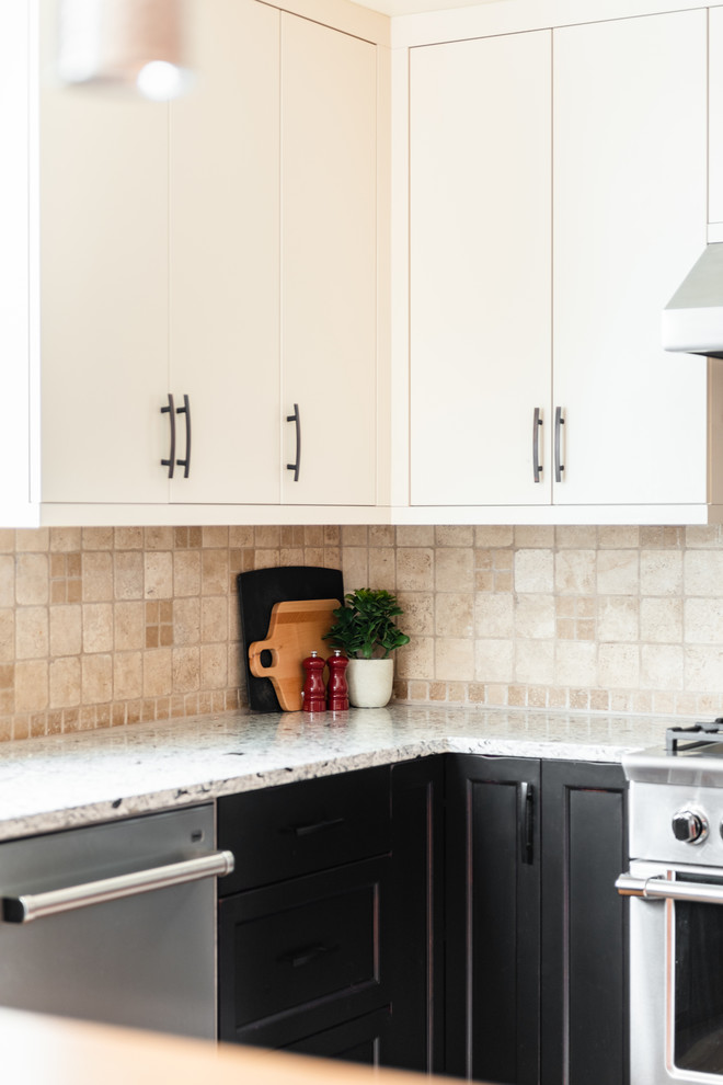 Eat-in kitchen - mid-sized transitional u-shaped medium tone wood floor and brown floor eat-in kitchen idea with an undermount sink, shaker cabinets, distressed cabinets, quartz countertops, white backsplash, travertine backsplash, stainless steel appliances, a peninsula and multicolored countertops