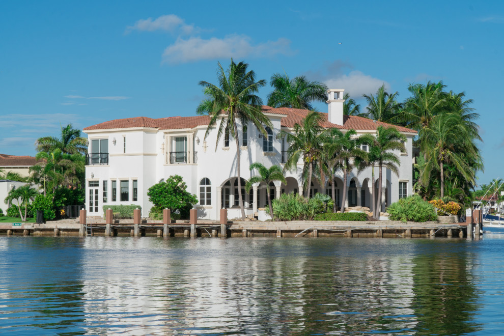 Großes, Zweistöckiges Maritimes Einfamilienhaus mit gestrichenen Ziegeln, weißer Fassadenfarbe, Satteldach, Schindeldach, rotem Dach und Schindeln in Tampa
