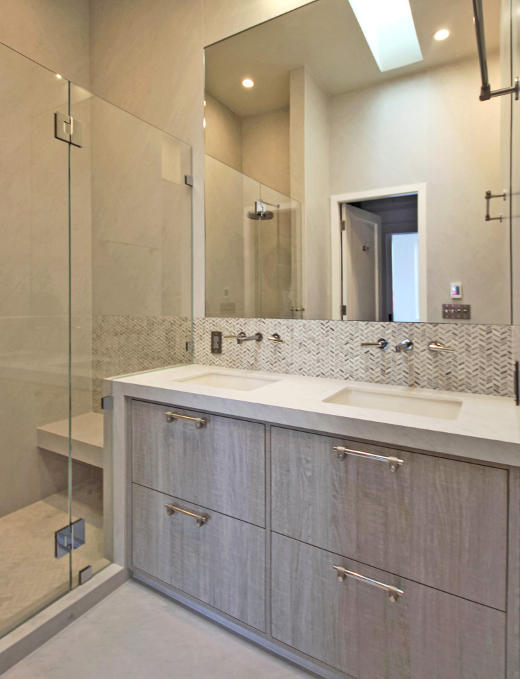 Идея дизайна: маленькая главная ванная комната в современном стиле с фасадами с утопленной филенкой, светлыми деревянными фасадами, душем в нише, унитазом-моноблоком, белой плиткой, плиткой из листового камня, белыми стенами, мраморным полом, врезной раковиной, мраморной столешницей, белым полом, душем с распашными дверями, белой столешницей, сиденьем для душа, тумбой под две раковины, встроенной тумбой и сводчатым потолком для на участке и в саду
