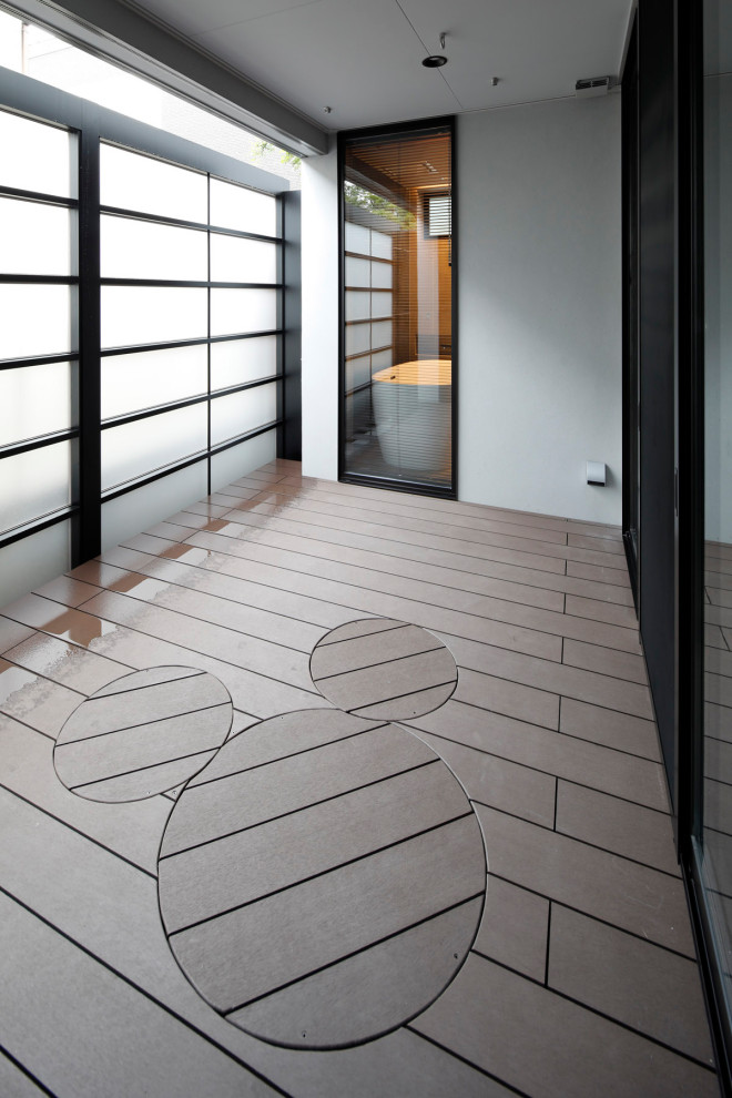 東京23区にある小さなインダストリアルスタイルのおしゃれなサンルーム (標準型天井、茶色い床) の写真