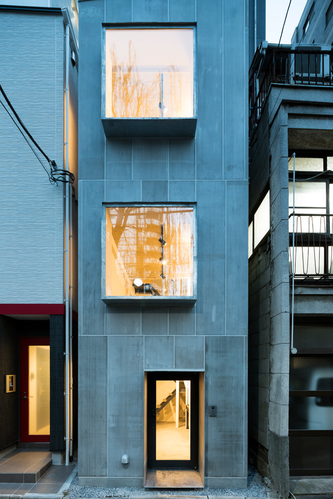 小さなモダンスタイルのおしゃれな三階建ての家の写真