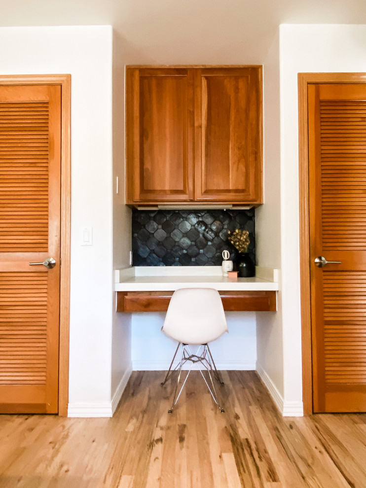 Bild på ett mellanstort eklektiskt vit vitt kök, med en dubbel diskho, luckor med upphöjd panel, skåp i mellenmörkt trä, bänkskiva i betong, svart stänkskydd, stänkskydd i keramik, vita vitvaror, mellanmörkt trägolv, en köksö och brunt golv