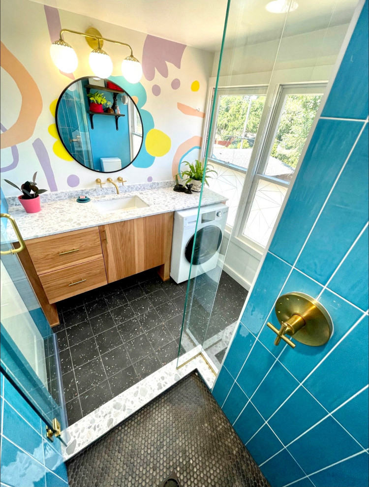Свежая идея для дизайна: маленькая главная ванная комната со стиральной машиной в стиле модернизм с плоскими фасадами, фасадами цвета дерева среднего тона, душем в нише, раздельным унитазом, синей плиткой, керамической плиткой, белыми стенами, полом из керамической плитки, врезной раковиной, столешницей терраццо, черным полом, душем с распашными дверями, белой столешницей, тумбой под одну раковину и подвесной тумбой для на участке и в саду - отличное фото интерьера