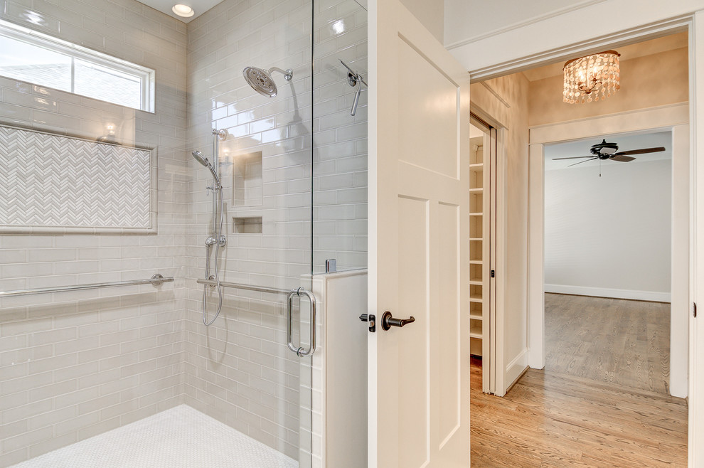 Photo of a mid-sized transitional master bathroom in Other with a curbless shower, beige walls, porcelain floors, beige floor and a hinged shower door.