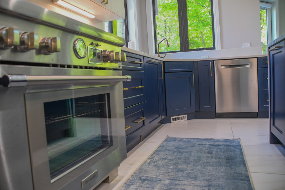 Immagine di una grande cucina contemporanea con lavello sottopiano, ante lisce, ante blu, top in marmo, elettrodomestici in acciaio inossidabile, pavimento in gres porcellanato, pavimento bianco e top blu