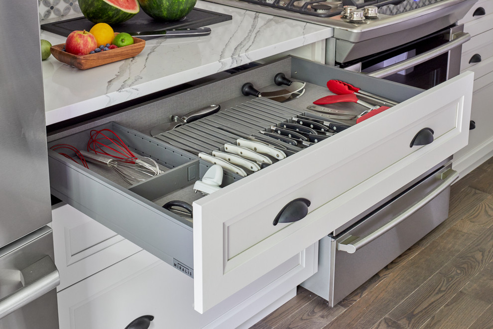 Kitchen - transitional kitchen idea in Toronto