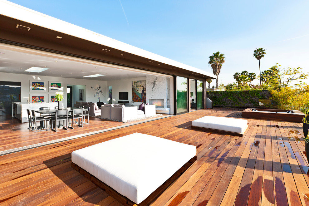 Design ideas for a contemporary patio in Los Angeles.