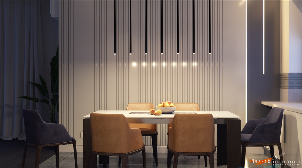 Объединенная гостиная-кухня с современной лестницей на 1 косоуре в загородном до