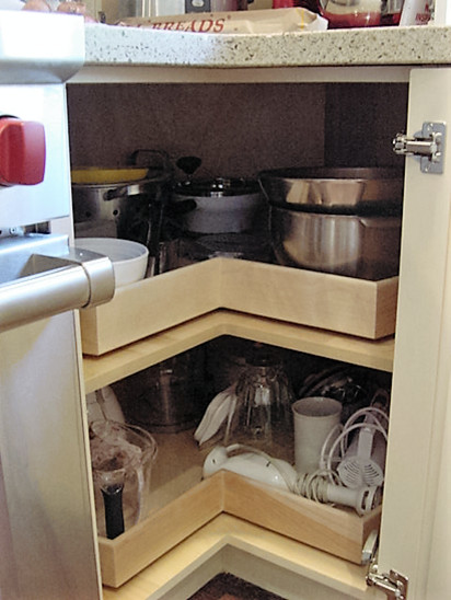 Transitional home design photo in Vancouver