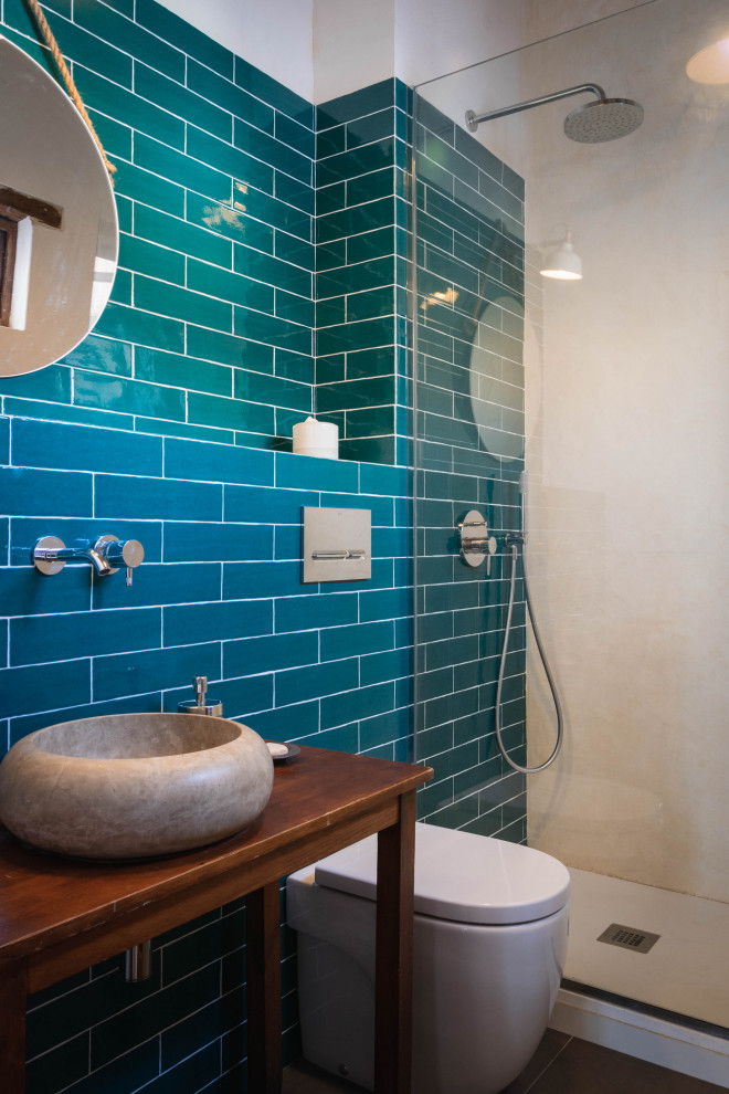 Свежая идея для дизайна: маленькая главная ванная комната в стиле рустика с бежевыми фасадами, душевой комнатой, унитазом-моноблоком, синей плиткой, синими стенами, полом из керамической плитки, настольной раковиной, столешницей из дерева, черным полом, нишей, тумбой под одну раковину и встроенной тумбой для на участке и в саду - отличное фото интерьера