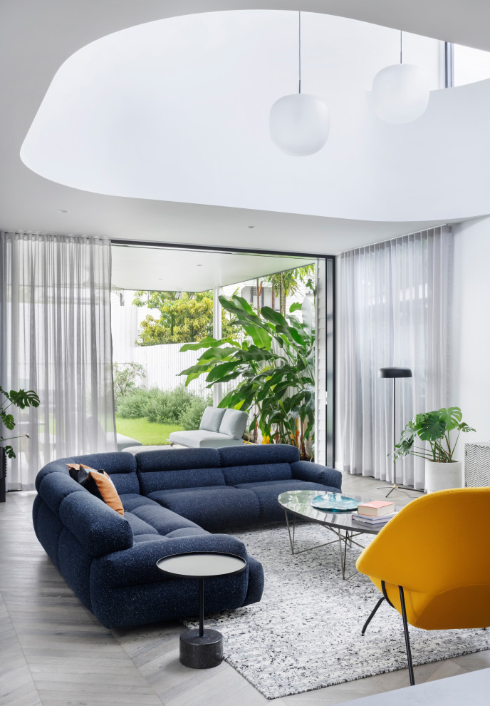 Foto di un soggiorno contemporaneo con pareti bianche, parquet chiaro e pavimento grigio