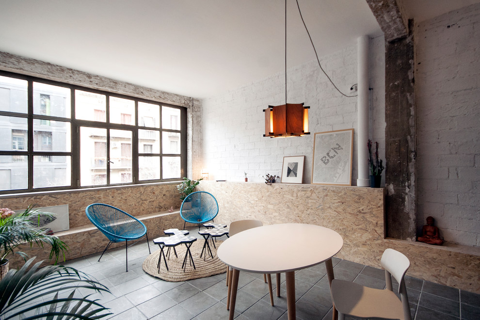 Small industrial loft-style living room in Barcelona.