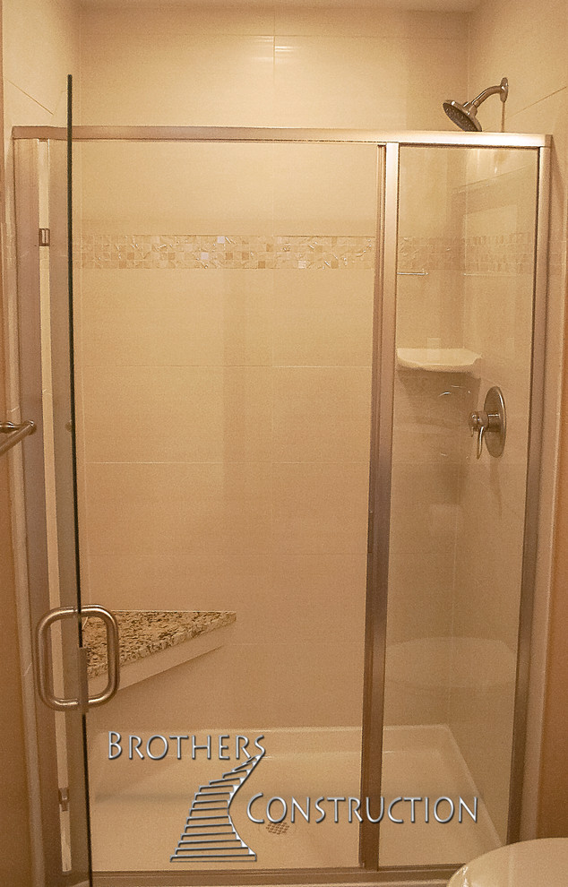Aménagement d'une salle de bain classique en bois brun de taille moyenne avec un placard avec porte à panneau surélevé, WC séparés, un carrelage blanc, des carreaux de porcelaine, un mur jaune et un sol en carrelage de porcelaine.